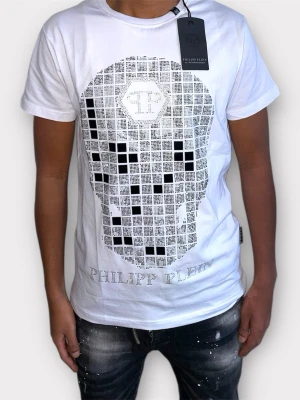 Philipp Plein tshirt strl L-vit  - Helt ny. Fin replika med hög kvalitet. Storlek: EU/L Pris: 949kr. Först till kvarn. Skickas direkt inom 24h