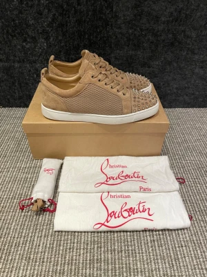 Christina Louboutin skor(nyskick)  - Hej, säljer nu dessa svin snygga Christian Louboutin skor. Skorna är i nytt skick! Använda några gånger bara. Begränsat antal boxar och dustbag. Hör av dig vid frågor. 