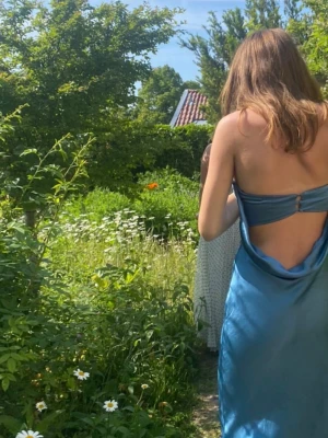 Blå balklänning  - Superfin bandeau balklänning från showpoo, nypris ca 1400 med frakt. Har endast används en gång. Perfekt till skolbal eller liknande event