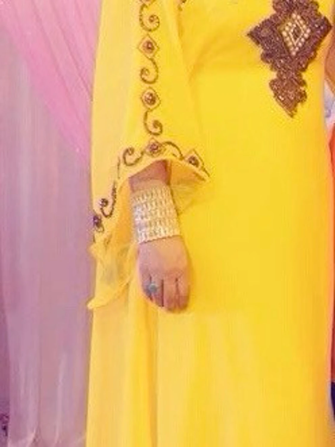 Gul långklänning med broderi - 1