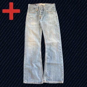 Levi's 512 Bootcut  - En riktigt fin modell av utgångna Levi’s 512 Bootcut-jeans i storlek 29/32 (se måtten nedan). Bra skick, hör av dig om du har frågor!  Mått: Midja – 39 cm, Lår – 29.5 cm, Innersöm – 78 cm, Längd – 102 cm, Benöppning – 23 cm