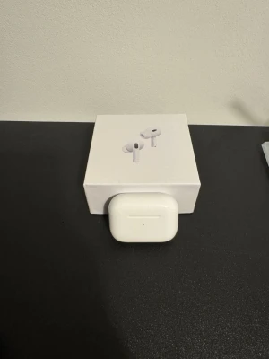Apple AirPods Pro 2 - Hej. Säljer nu ett par sparsamt använda AirPods i mycket bra skick och i hög kvalité. Garanti på AirPods gäller i 5 månader till samt så skickas de med förpackningen, ett helt nytt laddare som jag inte har användning till samt extra Pro tips. Priset är diskuterbart.