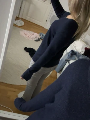 Stickad tröja  - Marinblå v ringad stickad tröja från vila i bra skick. Hör av er om ni önskar fler bilder eller har frågor osv🩷