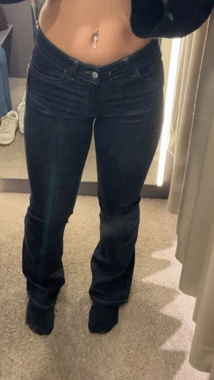 Mörkblå bootcut jeans från Nelly - Säljer ett par mörkblå jeans från Nelly som är midrise. Inköpta väldigt nyligen men känner inte att dom var nått för mig. Nypris 699kr