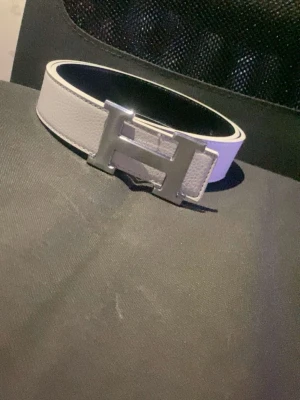 H-bälte - Ett H-bälte med ett fint silvrigt H buckle är i storlek 110 och vit passar med allt 
