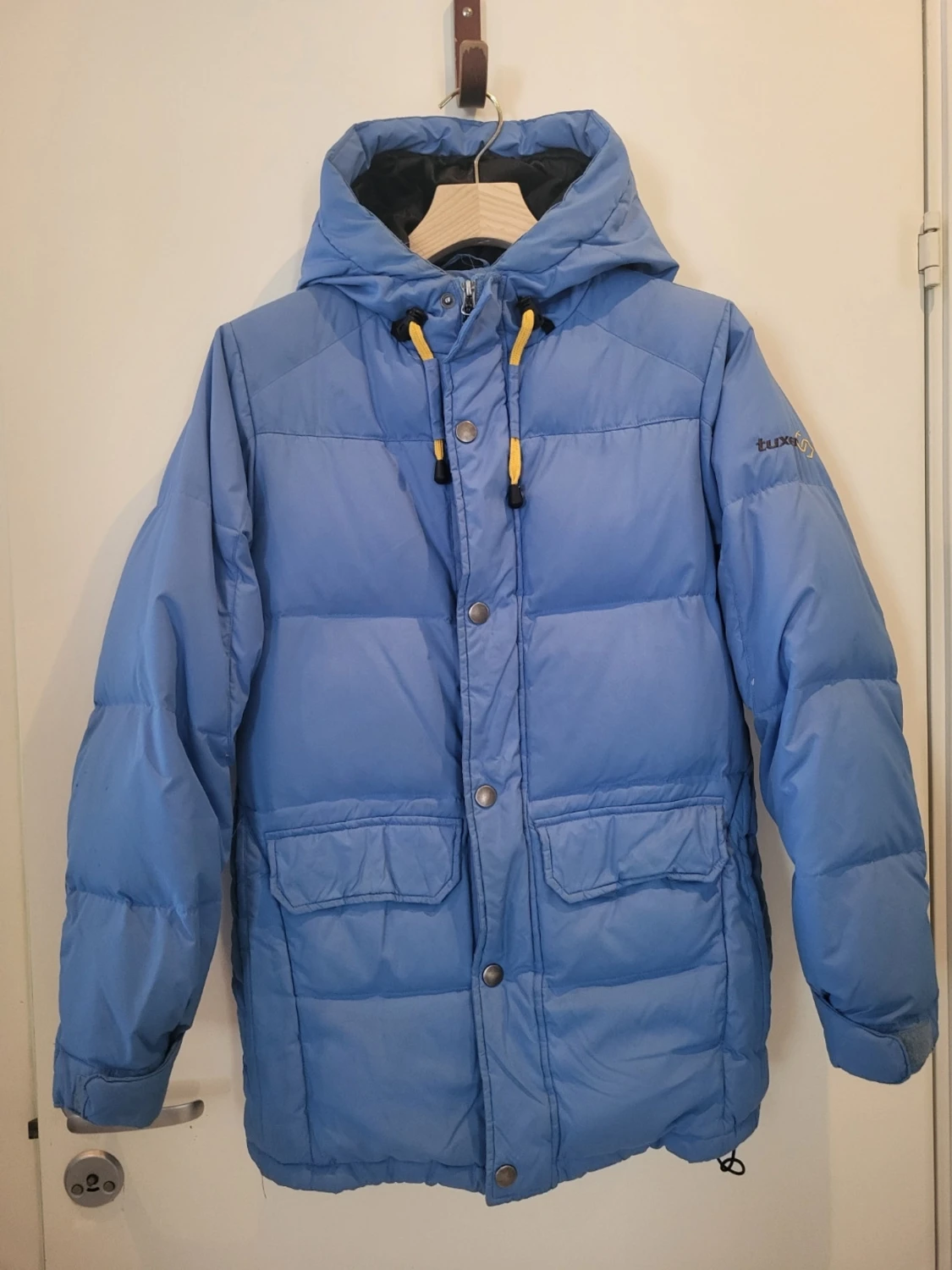 Blå dunjacka från Tuxer med huva