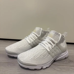 Nike tennarit - NIKE AIR PRESTO FLYKNIT ULTRA Malli: 835738-100 Koko: 37,5 Ovh: 150€  Postitus/nouto