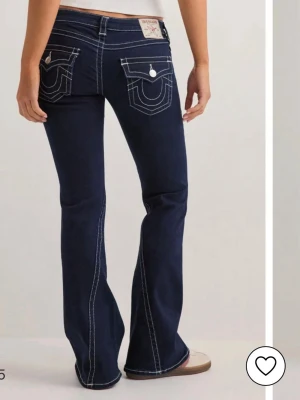 True Religion mörkblå bootcut jeans - Säljer ett par lågmidjade mörkblå jeans från True Religion. Storlek w26 o passar mig som har storlek s/36 i jeans. Använt en gång 