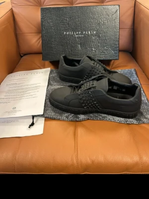 Philipp Plein skor - Tjena! Säljer dessa SJUKT feta Philipp Plein skorna som jag köpte utomlands. Storlek - 44 - sitter som 44,5. Skolåda, papper från köp, påse till skorna med mer tillkommer med detta köp. Skriv om ni har frågor!