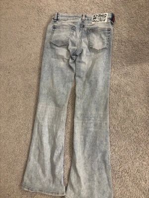 Ljusblå bootcut jeans Cheap Monday - Från weekday, säljer pga lite för stora, aldrig använda. Storlek 28/30