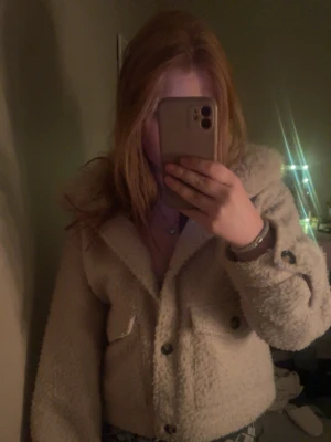 fin beige jacka ifrån h&m - Trendig jacka från h&m i storlek s 