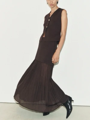 Zara stickad kjol och väst  - Säljer ett Zara set som endast är använd vid ett tillfälle i Dubai. Väldigt smickrande och funkar bra till vår och sommar. 