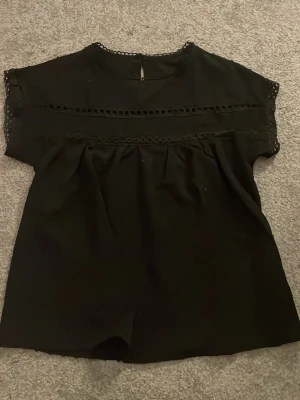Svart blus - En snygg svart blus i luftigt material, köpt på shein tyvärr.