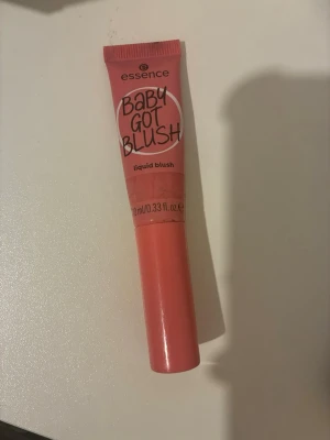 Essence Baby Got Blush liquid rouge - Testat den en gång endast den är bra men lite ljus för mig.Essence Baby Got Blush är ett flytande rouge i en smidig tub med mjuk applikator. Färgen är en fräsch korallrosa ton som ger kinderna ett naturligt glow. Tuben innehåller 10 ml och är enkel att använda för ett snabbt resultat.