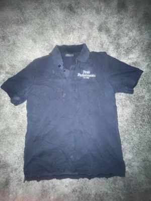 Mörkblå Peak Performance piké - Fin piké ifrån peak performance! Tvättar självklart innan ja fraktar!