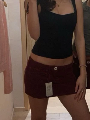 vinröd minikjol BDG - säljer denna asss snygga kjol som tyvärr har blivit för liten för miggg🥹 från BDG och säljs inte längre!!💙 använd cirka 5 ggr så i väldigt bra skick!! nypris 500