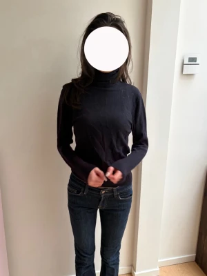 Mörkblå polotröja  - Säljer denna supersnygga mörkblå finstickade polotröjan!! Så fin och stilren 😍😍