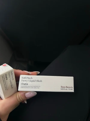 Rare Beauty Soft Pinch Dewy Liquid Blush - Rare Beauty Soft Pinch Dewy Liquid Blush i nyansen Happy. En flytande rouge som ger ett fräscht, daggigt glow och är lätt att blanda ut. Kommer i en smidig förpackning på 7,5 ml. Perfekt för dig som vill ha en naturlig och fräsch look. Har två st, 2 för 400 eller en för 220. Fraktar samma dag elle dagen efter❤️