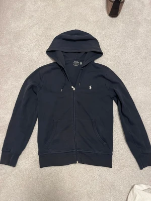 ZIP hoodie från polo Ralph Lauren  - Väldigt bekväm passar till nästan alla outfits köpt från zalando för ett halvår sedan skriv om ni har några frågor eller så