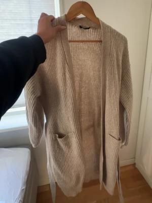 Beige ribbad kofta från Gina Tricot - Beige stickad kofta från Gina, väldigt gammal modell, medellång kofta 