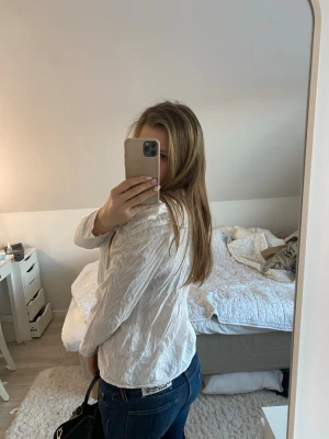 Vit blus från Neo Noir - Jätte snygg vit blus med små detaljer på, går att spänna åt lite där bak.