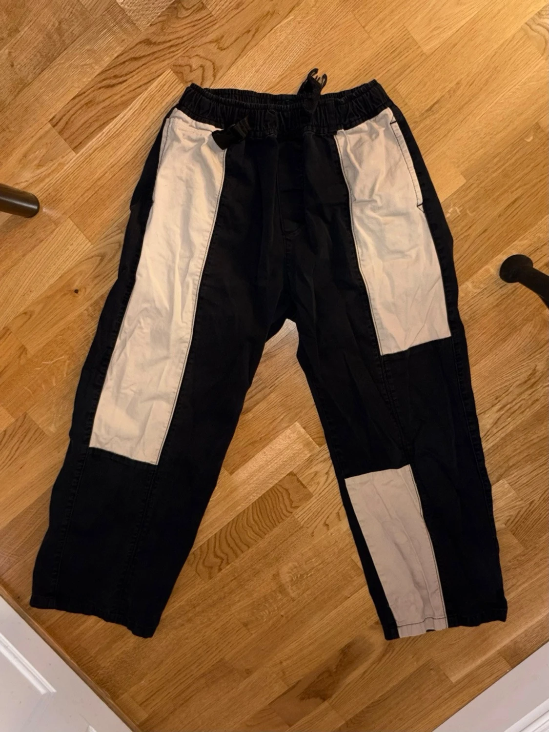 Svarta cargopants från District Fortysix