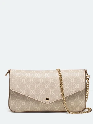 Beige axelväska från Don Donna - Snygg beige axelväska från Don Donna med guldfärgad kedja och diskret DD-mönster över hela väskan. Väskan har ett praktiskt innerfack med dragkedja och stängs med magnetknapp. Perfekt storlek för det viktigaste och ger en clean look.