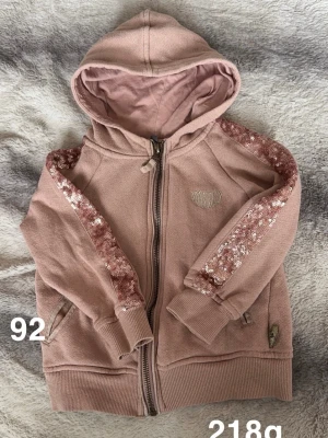 Pompdelux tröja med paletter - Fint använt skick. Storlek 92