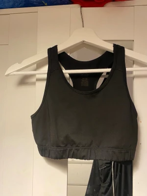 Sport-bh - Svart sport-bh från SOC. Använd en del men i bra och fungerande skick. 🫶🏼