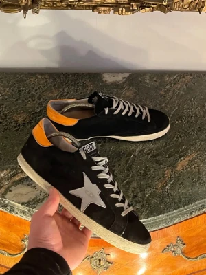 Golden goose skor - Goolden goose skor | Fint skick | Nypris 6000kr mitt pris 1590 | Storlek 42 passar 43 | Dustbag ingår | Hör av dig vid minsta fråga eller fundering📩