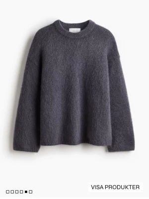 Oversized grå mohairtröja Arket - Mysig oversized tröja från HM i mohairmix. Tröjan är mörkgrå, har rund halsringning och långa ärmar. Använd 2 gånger. Nypris 799kr