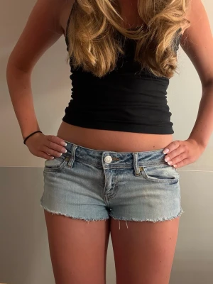 Lågmidjade jeansshorts - Lågmidjade jeans i ljusblå! Så snygga detaljer på fickorna!!!🥹💕💕💕stl 29 i midjan! Det är bara fråga om midjemått eller liknande🥰