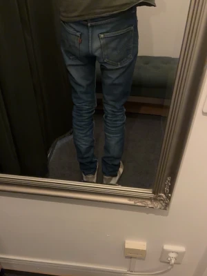 Levis jeans - Säljer dessa sjukt snygga Levis jeansen med perfekta slitningar i storlek 30/34