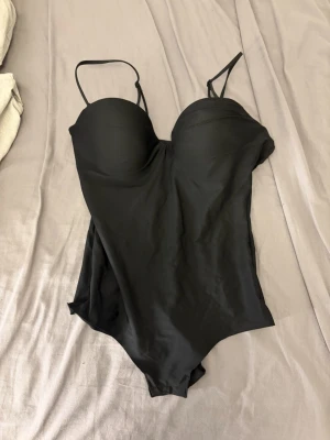 Body hm  - Svart body hm, storlek 75c, Helt slutsåld, säljer bara vid bra pris