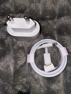 USB-C till Lightning + Adapter (20W) - 1x USB-C till Lightning 20W (1m) 1x 20W USB-C adapter Passar iPhone 8–14 Snabb och säker laddning upp till 20W