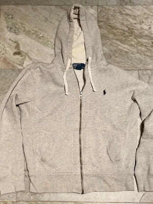 Ralph Lauren zip hoodie - Ralph Lauren zip hoodie i storlek S, bra skick och har inte kommit så mycket till användning. Litet slitage vid handen men svårt att se. Bra skick
