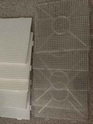 Stort paket pärlplattor i olika former - Säljer ett stort gäng pärlplattor i olika former och färger, både transparenta och färgade. Här finns hjärta, stjärna, groda, blomma, hexagon, fjäril och flera klassiska former. Perfekt för kreativa pysselstunder med pärlor! Skicka för fler bilder, hela bilder syns inte. (Vet inte varför)