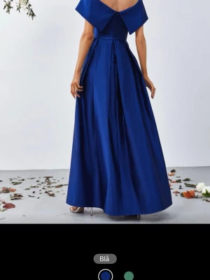 Blå axelbandslös långklänning - Snygg blå långklänning med offshoulder-design och markerad midja. 