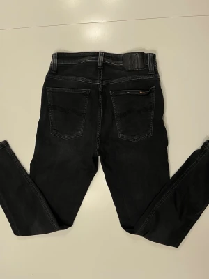 Svarta nudie jeans - Säljer dessa feta jeansen skick 8/10. Skriv vid frågor.