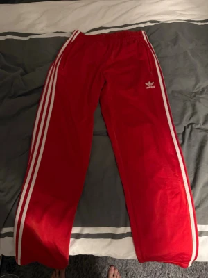 Raka röda Adidas mjukisbyxor  - Säljer ett par raka röda adidas byxor i ett bra skick!