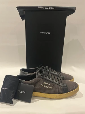 Saint Laurent Court Classic  - Eleganta Saint Laurent Court Classic, storlek 42.5, mycket bra skick, Box, påse, certifikat samt snören ingår. Ny pris ca 7000kr