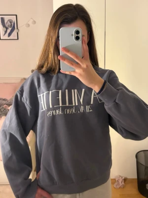 Mörkgrå sweatshirt med broderad text - Säljer en mörkgrå/mörkblå  sweatshirt från gina tricot. Tröjan har en klassisk rund hals, ribbade muddar och är långärmad.