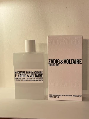 Zadig & Voltaire This Is Her - Zadig & Voltaire This is her 100ml ca 90ml kvar i flaskan  se bild!  Köpt på Lyko nypris 1120kr för 100ml flaska 