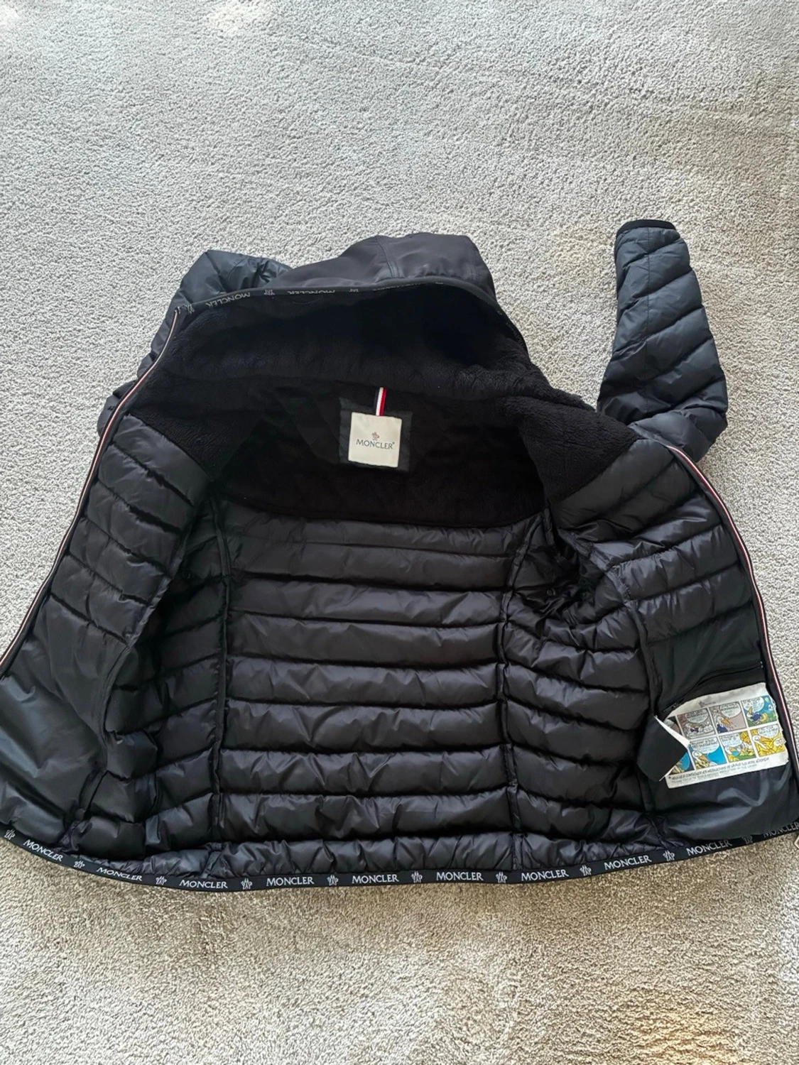 Svart Moncler dunjacka med huva - 2