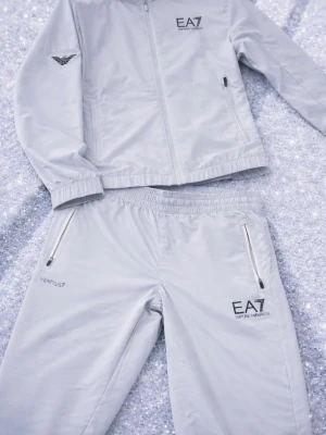 Emporio Armani  - Bilden visar endast ett ljusgrått träningsset från Emporio Armani EA7, bestående av jacka och byxor. 