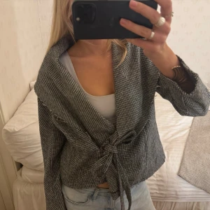 Grå kofta / jacka - Så himla fin kofta! Går även att använda som jacka när det blir vår❤️❤️❤️