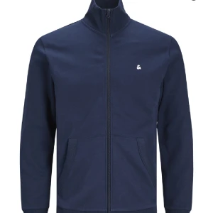 Fullzip från Jack & Jones  - Nyskick, använd 1 gång, Säljes pga storleken är inte som jag vill. Nypris 450, säljer för 200.