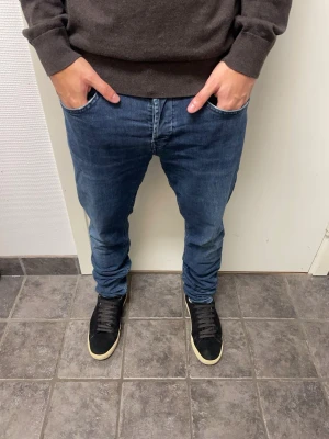 Dondup jeans George  - Feta blå Dondup George jeans. De är i mycket bra skick. Modellen är 173cm, 64kg. Pris kan diskuteras!