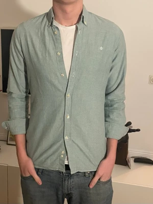 Ljusgrön skjorta från Morris - Snygg Morris skjorta i storlek S. Modellen är 187 men passar 175-185cm. Hör av dig vid minsta fundering