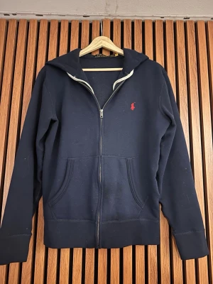 Ralph lauren hoodie  - Säljer denna hoodie i storlek xs. Fick denna i present i oktober och var för liten. Hoodien är i riktigt bra skick och knappast använd. Hör av er vid frågor/bilder✌️